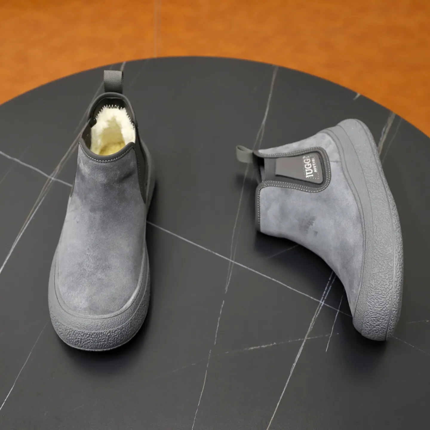 Ex-factory price: 580💰Thick wool imported from Australia Brand: UGG genuine purchase Size: 39-44 Grade: Official website 1:1 Material: First layer of genuine leather waterproof and anti-freeze upper Real wool lining Original non-slip soft wear-resistant outsole Style category: Men's casual shoes Trendy style Comfortable on the feet Color: Official website color synchronization
